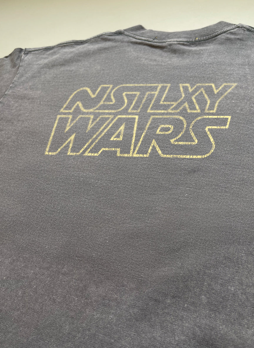 Camiseta NOSTALXIETY // TV - NSTLXY WARS - Vader