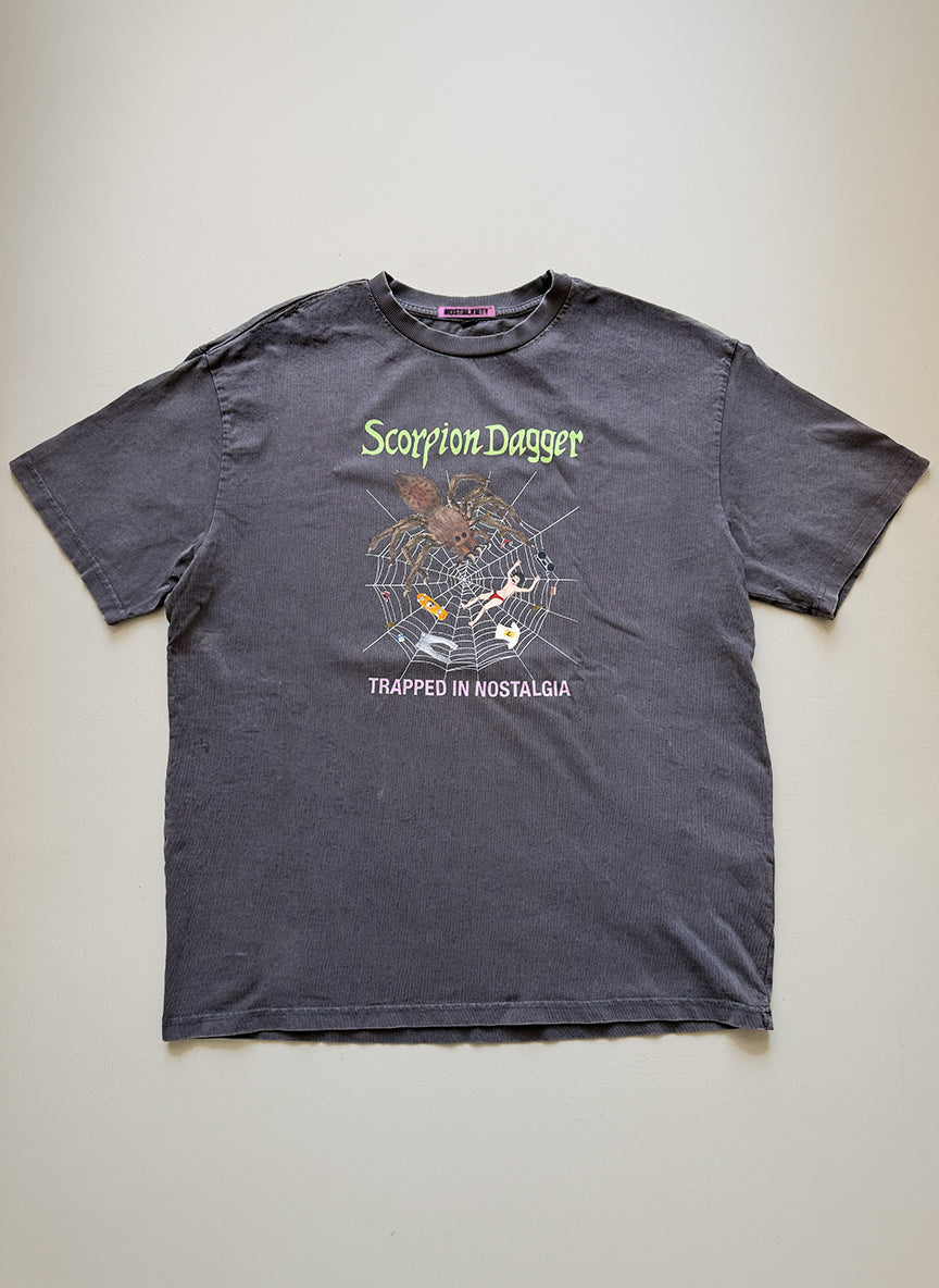 Camiseta oversize TRAPPED in NOSTALGIA - NOSTALXIETY x Scorpion Dagger