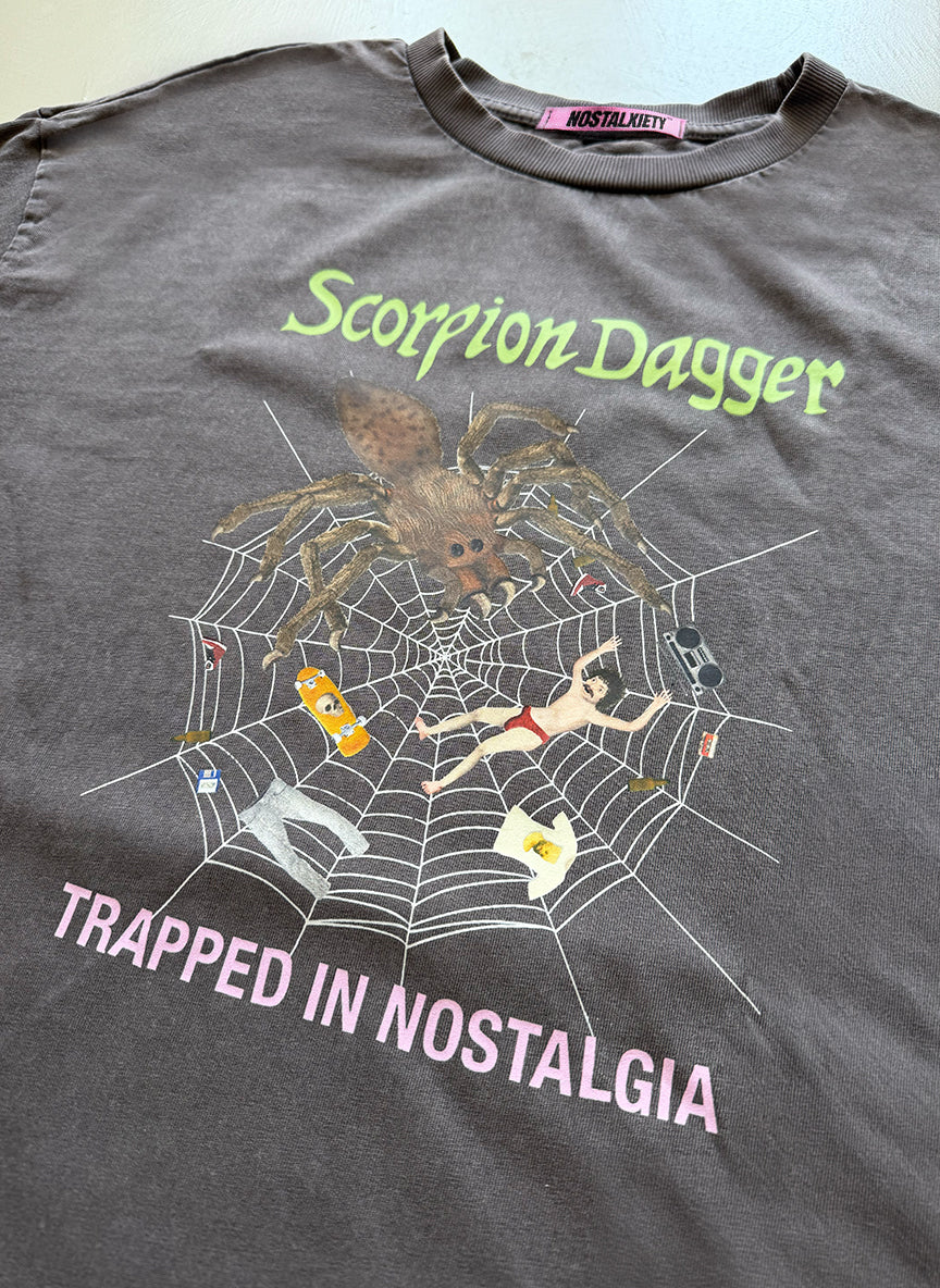 Camiseta oversize TRAPPED in NOSTALGIA - NOSTALXIETY x Scorpion Dagger