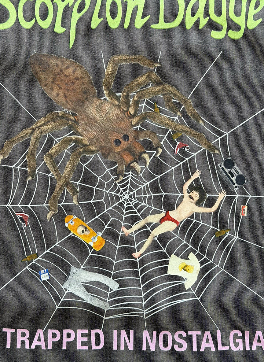 Camiseta oversize TRAPPED in NOSTALGIA - NOSTALXIETY x Scorpion Dagger